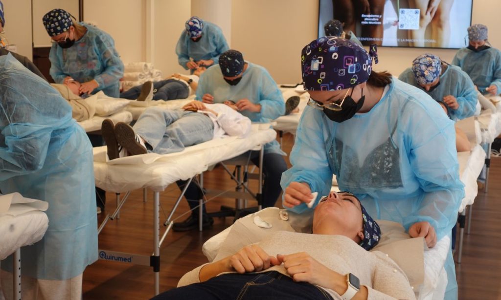 enfermeras-practicando-master-en-enfermeria-dermoestetica
