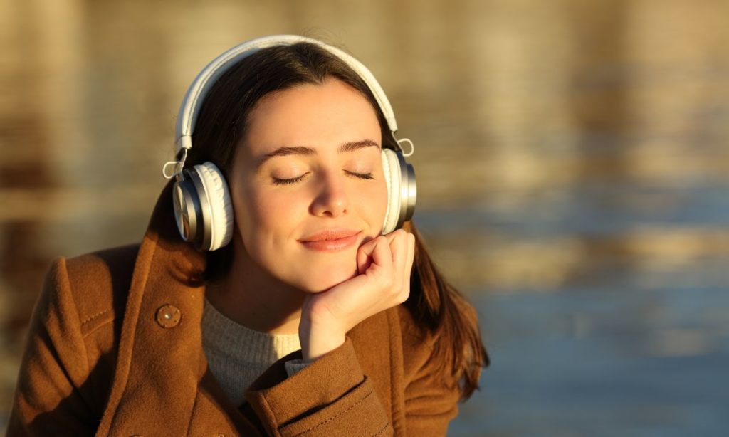 Mujer escuchando música