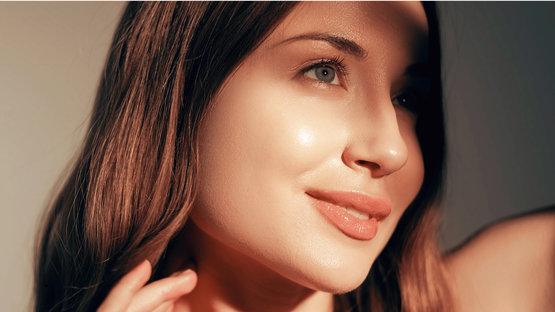 Primer plano de una mujer con la piel luminosa y labios hidratados, representativa de los tratamientos de estética facial.